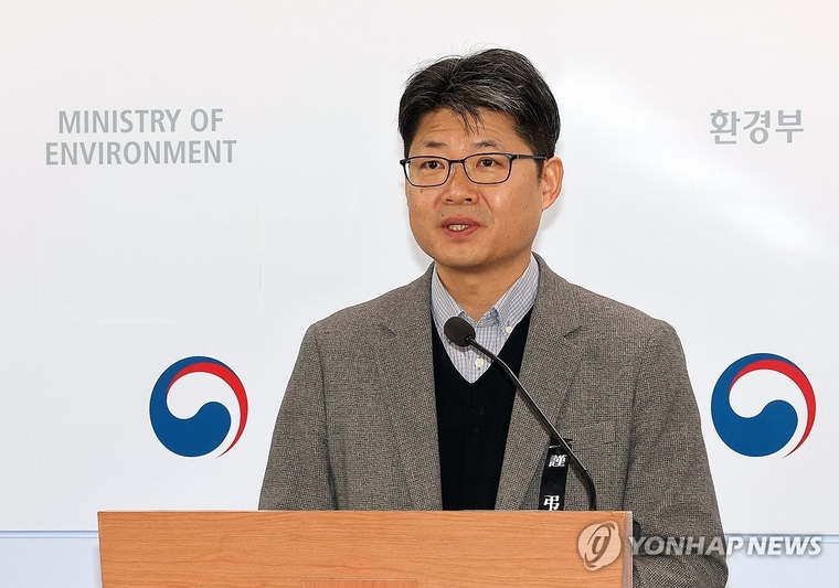 환경부 오일영 대기환경정책관이 2일 오전 정부세종청사 환경부 기자실에서 2025년도 전기차 구매보조금 개편과 관련한 설명을 하고 있다. 사진=연합뉴스
