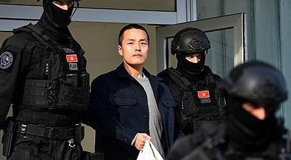 권도형씨가 2024년 3월 23일(현지시간) 몬테네그로 수도 포드고리차에 있는 경찰청에서 조사받은 뒤 무장 경찰대에 이끌려 경찰청 밖으로 나오고 있다. 사진=EPA/연합뉴스