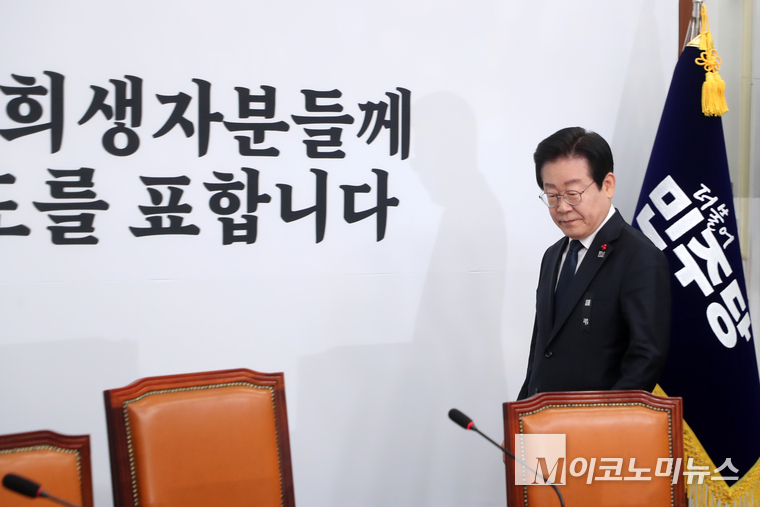 이재명 더불어민주당 대표가 3일 국회 본청에서 열린 최고위원회의에 참석하고 있다. 사진=최동환 기자