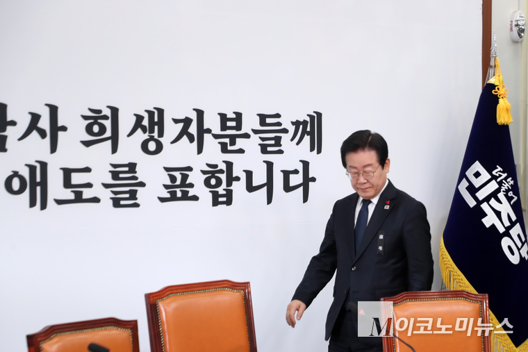 이재명 더불어민주당 대표가 3일 국회 본청에서 열린 최고위원회의에 참석하고 있다. 사진=최동환 기자