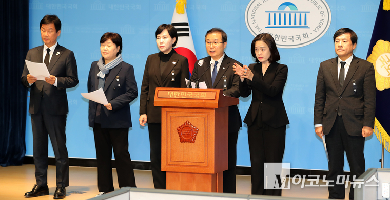 더불어민주당·조국혁신당 법제사법위원회 위원들이 3일 국회 소통괸에서 기자회견하고 있다. 사진=최동환 기자