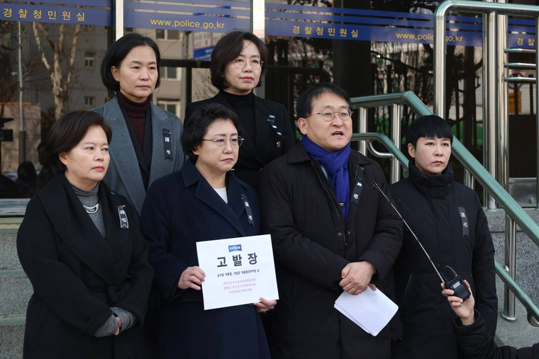 조국혁신당은 3일 윤석열·대통령경호처장 등을 대통령경호법위반, 특수공무집행방해치상, 직권남용 혐의로 국가수사본부에 고발장을 접수했다. 사진=조국혁신당