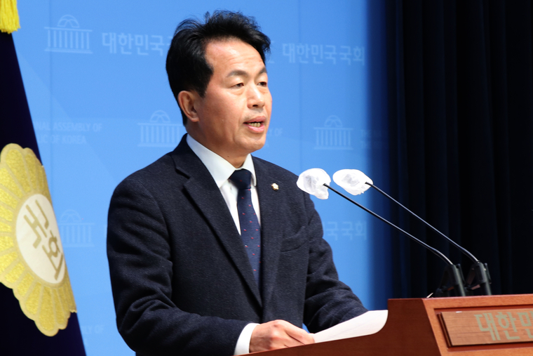 윤종오 진보당 원내대표가 3일 국회 소통관에서 기자회견하고 있다. 사진=진보당
