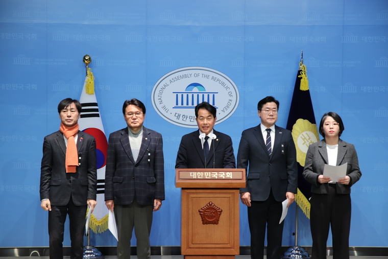 야6당 원내대표가 4일 국회 소통관에서 기자회견하고 있다. 사진=진보당
