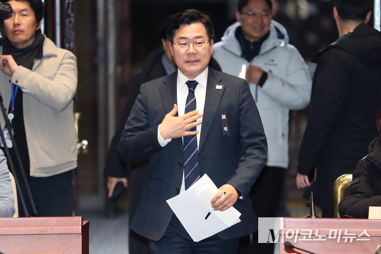 박찬대 더불어민주당 원내대표가 4일 비상 의원총회에 참석하고 있다. 사진=최동환 기자