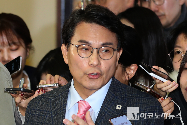 윤상현 국민의힘 의원이 지난 12월 9일 취재진에 둘러싸여 비공개 의원총회에 참석하고 있다 사진=최동환 기자