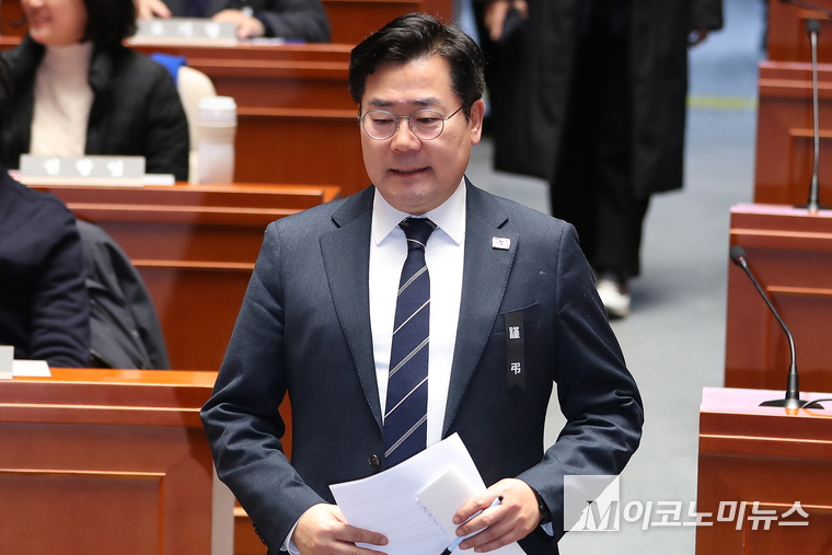 박찬대 더불어민주당 원내대표가 지난 4일 비상 의원총회에서 참석하고 있다. 사진=최동환 기자