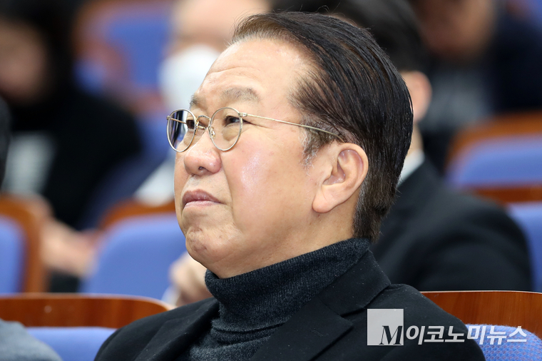 권영세 국민의힘 비상대책위원장이 지난 4일 국회 본청에서 열린 비상 의원총회에서 참석해 있고 있다. 사진=최동환 기자