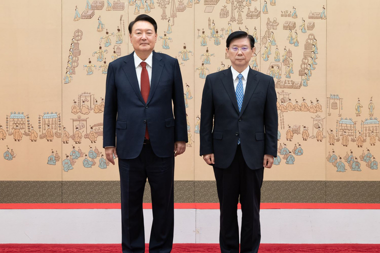 지난 24년 9월 9일 윤석열 대통령은 박종준 경호처장에게 임명장을 수여했다. 사진=대통령실