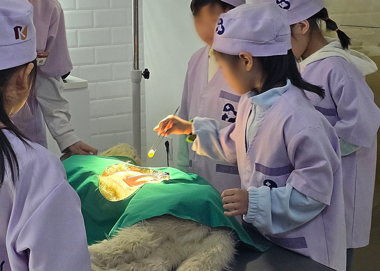 보호시설 아동 직업체험 사진. 사진=광동제약