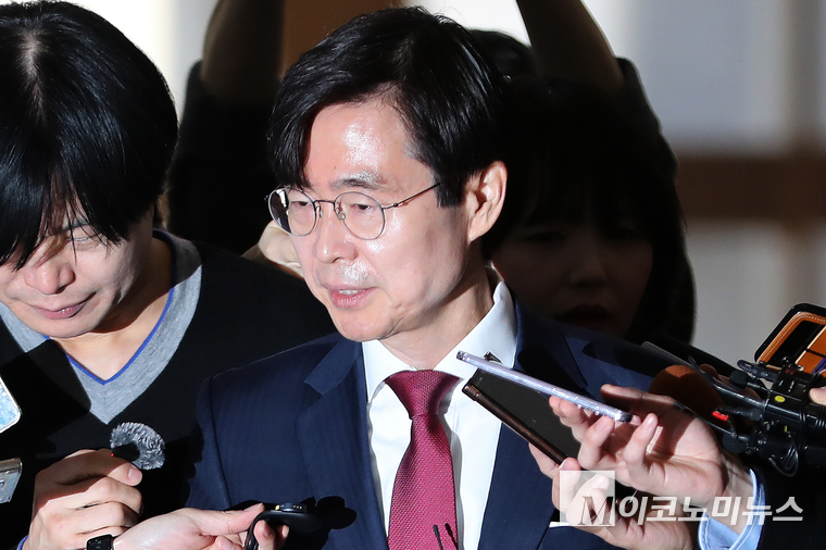 지난 12월 14일 조경태 국민의힘 의원이 국회에서 열린 의원총회에 앞서 취재진의 둘러싸여 질문을 받고 있다. 사진=최동환 기자