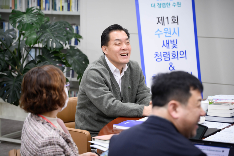 제1회 수원시 새빛 청렴회의를 주재하고 있는 이재준 시장 모습 <수원시 제공>.