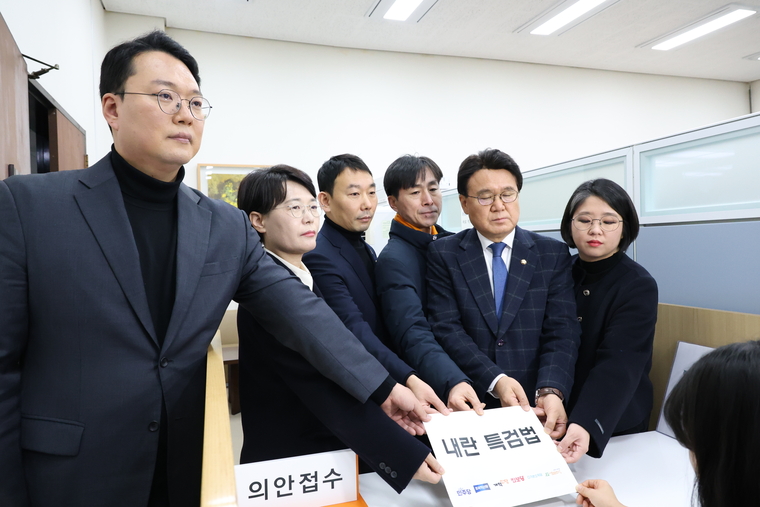 왼쪽부터 개혁신당 천하람 원내대표, 진보당 전종덕 의원, 더불어민주당 김용민 원내정책수석부대표, 사회민주당 한창민 대표, 조국혁신당 황운하 원내대표, 기본소득당 용혜인 대표. 사진=진보당