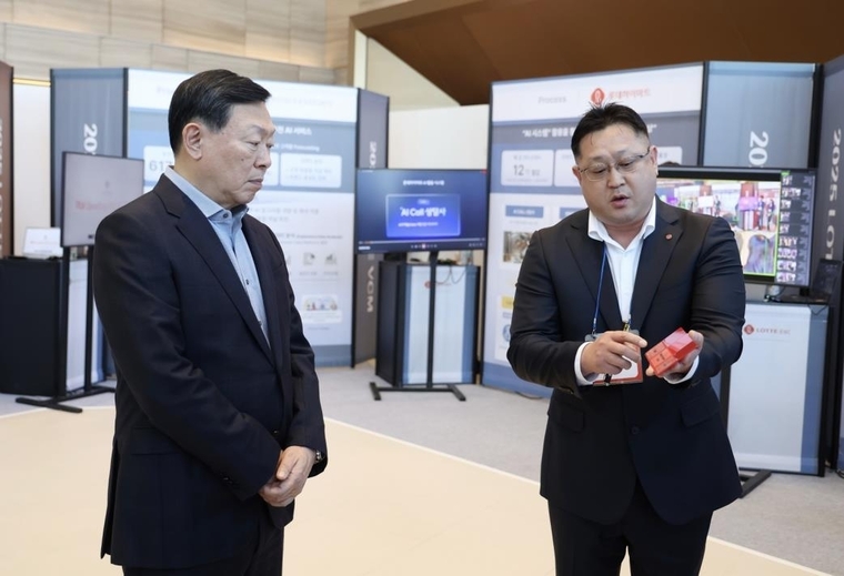 AI 과제 쇼케이스 돌아보는 신동빈 롯데 회장. 사진=롯데지주 