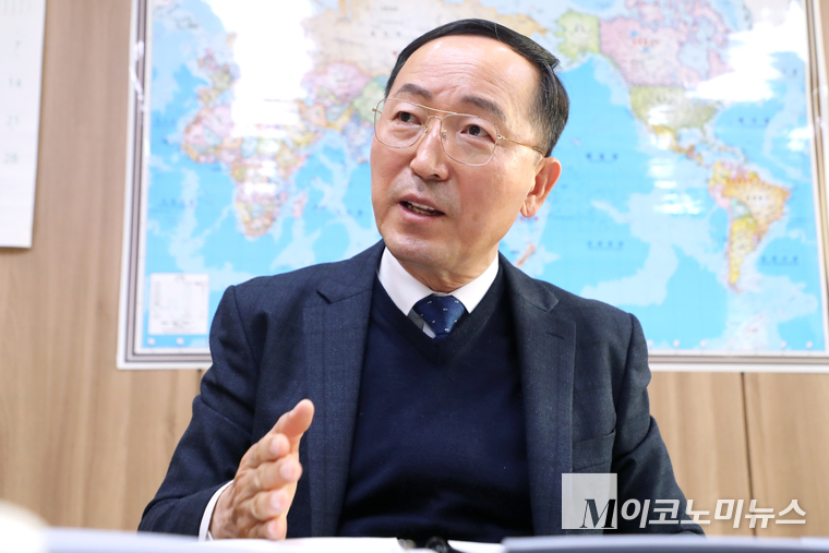 영인에너지솔루션 김종화 사장은 해상풍력의 성공적 발전은 시장과 공급망의 상호보완적 성장에 달려 있다고 말하며, 낙월해상풍력사업은 한국 해상 풍력산업의 발전을 이끄는 초석이 될 것이라고 설명했다.(사진 = 최동환 기자)