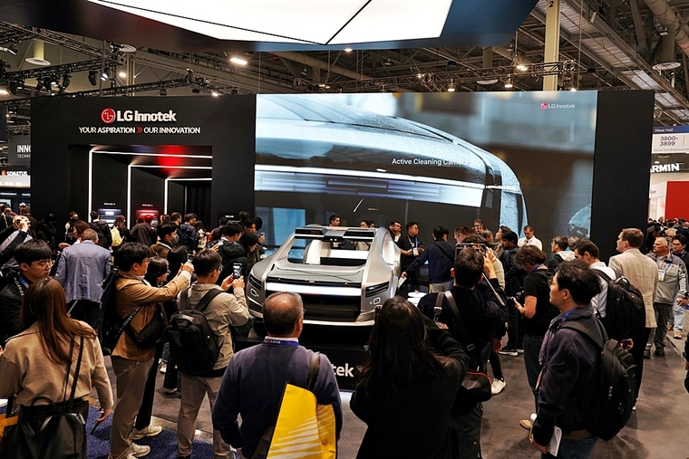 라스베이거스 컨벤션센터(LVCC) 웨스트홀에 마련된 CES 2025 LG이노텍 전시부스를 찾은 관람객들의 모습. 사진=LG이노텍 