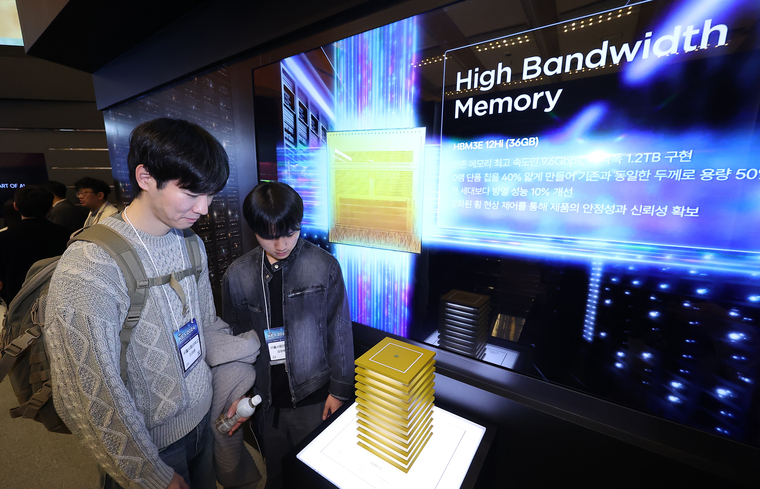 24일 오후 서울 강남구 코엑스에서 열린 제26회 반도체 대전 SEDEX 2024 SK하이닉스 부스에 HBM이 전시돼 있다. 사진=연합뉴스