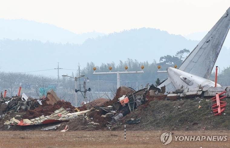 <strong>수색 재개된 무안 제주항공 여객기 참사 현장. 사진=연합뉴스 제공 </strong>