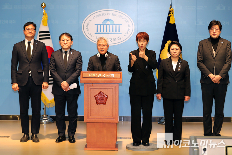 조국혁신당 김보협 수석대변인(가운데)과 의원들이 지난 12월 31일 국회 소통관에서 기자회견하고 있다. 사진=최동환 기자