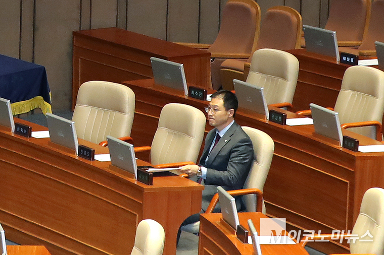 한덕수 대통령 권한대행 국무총리 탄핵소추안 표결이 있던 지난 12월 27일 김상욱 의원이 자당 의원들이 본회의장을 떠난 가운데 자리를 지키고 있다. 사진=최동환 기자