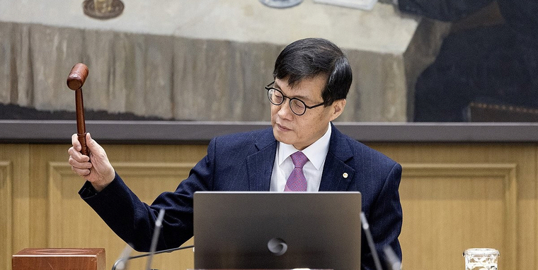 이창용 한국은행 총재가 16일 오전 서울 중구 한국은행에서 열린 금융통화위원회에서 의사봉을 두드리고 있다. 사진=연합뉴스