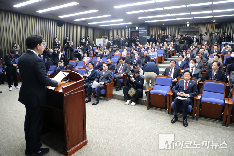 국민의힘이 16일 국회 본청에서 비상의원총회를 열고 권성동 원내대표의 모두발언을 경청하고 있다. 사진=최동환 기자