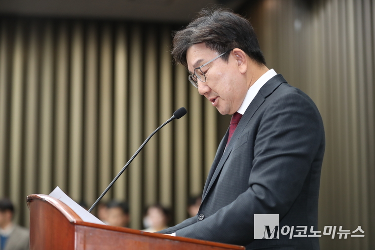 권성동 국민의힘 원내대표가 16일 국회 본청에서 열린 비상의원총회에 발언 중 잠시 숨을 고르고 있다. 사진=최동환 기자