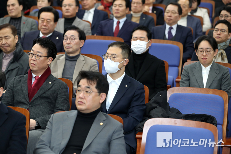 국민의힘 의원들이 숙연한 분위기 속에 의원총회에 참석하고 있다. 사진=최동환 기자