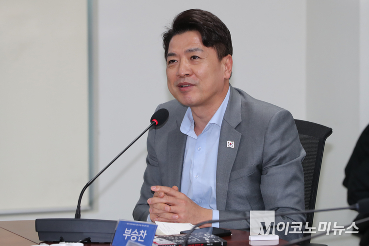 토론자로 나선 부승찬 더불어미주당 의원이 발언하고 있다. 사진=최동환 기자