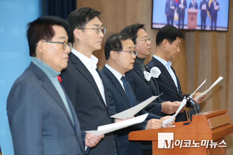 이건태 대변인(가운데)이 지난 12월 7일 국회 소통관에서 기자회견하고 있다. 사진=최동환 기자