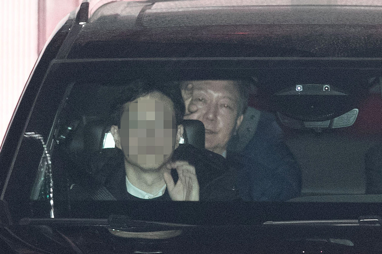 내란 우두머리와 직권남용 권리행사 방해 혐의로 공수처에 체포된 윤석열 대통령이 15일 정부과천청사 고위공직자범죄수사처에서 조사를 마친 뒤 서울구치소로 향하고 있다. 사진=연합뉴스/공동취재
