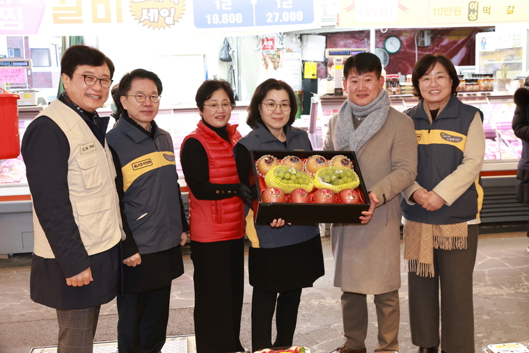 17일 부천시 중동사랑시장에서 박병곤 KB국민은행 영업그룹 부행장(왼쪽 두번째), 김경남 KB국민은행 ESG상생본부장(왼쪽 네번째), 김경완 중동사람시장 상인회장(왼쬭 다섯번째), 최창남 희망친구 기아대책 회장(왼쪽 첫번째)이 기념사진을 촬영하고 있다. 사진=KB국민은행<br>
