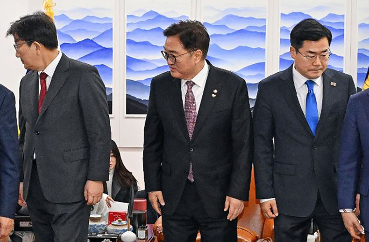 우원식 국회의장 및 국민의힘 권성동 원내대표, 더불어민주당 박찬대 원내대표가 17일 서울 여의도 국회 본청 국회의장실에서 열린 ‘국회의장 및 양당 원내대표 회동’에서 기념 촬영을 마친 후 자리로 향하고 있다. 사진=연합뉴스/공동취재