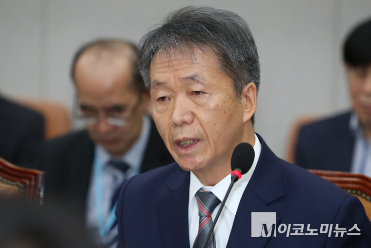 김용원 국가인권위원회 상임위원이 지난 10월 31일 국회에서 열린 운영위원회 국가인권위원회 국정감사에 참석했다. 사진=최동환 기자