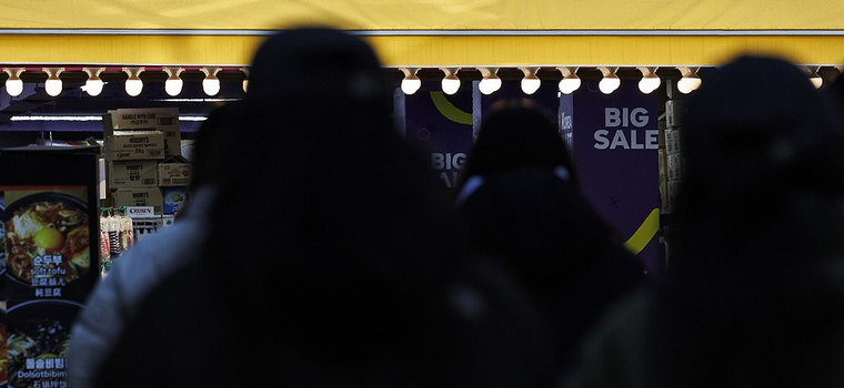 서울 중구 명동에서 관광객을 상대로 한국 상품을 판매하는 상점 앞을 지나가고 있는 시민들의 모습. 사진=연합뉴