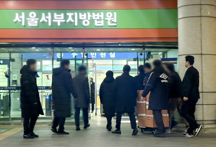 고위공직자범죄수사처(공수처)가 17일 서울서부지법에 윤석열 대통령의 구속영장을 청구했다. 공수처 수사관들이 서울 마포구 서울서부지방법원으로 자료를 가지고 들어가고 있다. 사진=연합뉴스