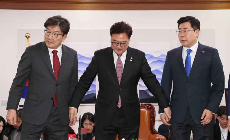 우원식 국회의장과 국민의힘 권성동 원내대표, 더불어민주당 박찬대 원내대표가 17일 국회 본청 국회의장실에서 회동에 앞서 포즈를 취하고 있다. 사진=연합뉴스/공동취재