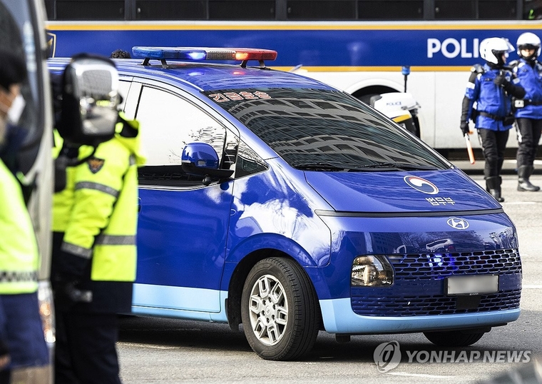 <strong>서부지법 들어서는 호송차량. 사진=연합뉴스 </strong>