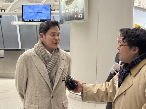 미국 뉴욕 JFK국제공항을 통해 입국한 정용진 신세계그룹 회장이 기자들을 만나는 모습. 사진=연합뉴스