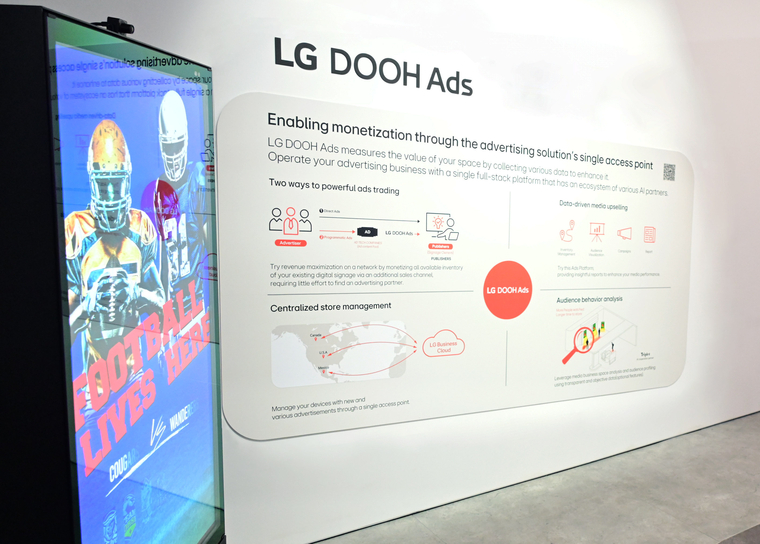 CES 2025에서 상업용 디스플레이 광고 솔루션 'LG DOOH Ads'가 적용된 디스플레이가 전시된 모습. 사진=LG전자 