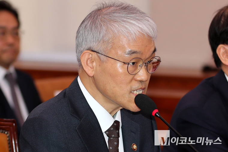 천대엽 법원행정처장이 20일 국회 법제사법위원회에서 열린 서울서부지방법원 소요사태 관련 긴급현안질의에서 관련 상황을 보고하고 있다. 사진=최동환 기자