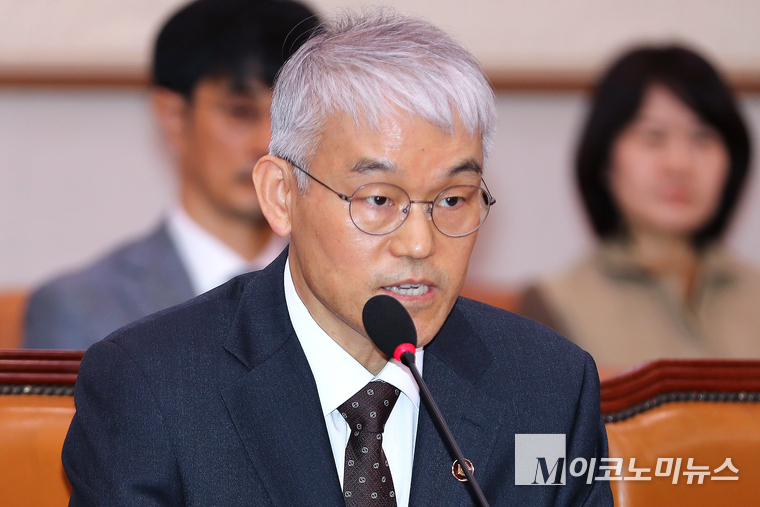 천대엽 법원행정처장이 20일 국회 법제사법위원회에서 열린 서울서부지방법원 소요사태 관련 긴급현안질의에서 관련 상황을 보고하고 있다. 사진=최동환 기자