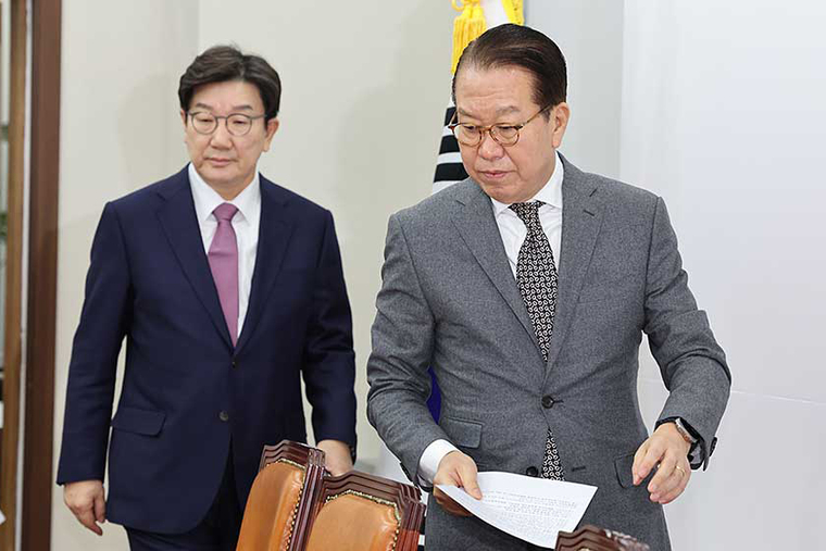 권영세 국민의힘 비상대책위원장가 권성동 원내대표가 20일 국회 본청에서 열린 비상대책위원회의에 참석하고 있다. 사진=국민의힘