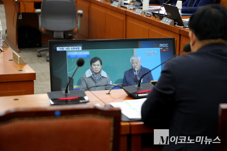 이호영 경찰청장 직무대행이 20일 국회 행안위 전체회의에 참석해 ‘서부지법 폭력 난동’ 관련 의원질의를 들으며 관련 영상을 보고 있다. 사진=최동환 기자
