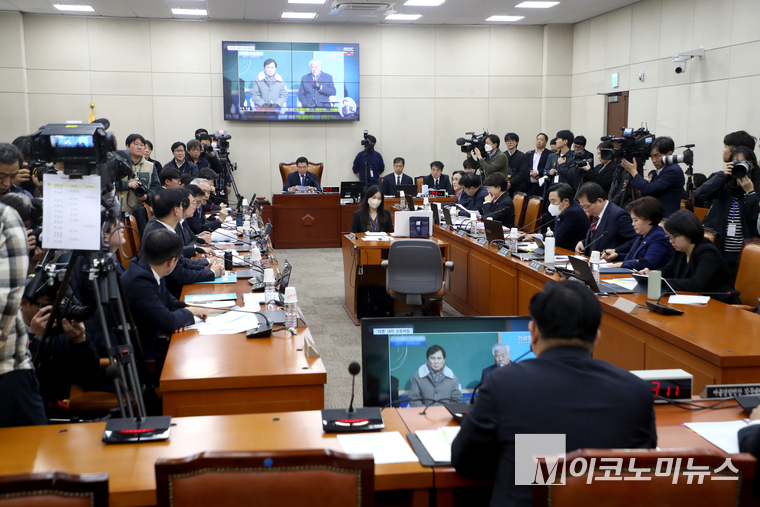 이호영 경찰청장 직무대행이 20일 국회 행안위 전체회의에 참석해 ‘서부지법 폭력 난동’ 관련 의원질의를 들으며 관련 영상을 보고 있다. 사진=최동환 기자