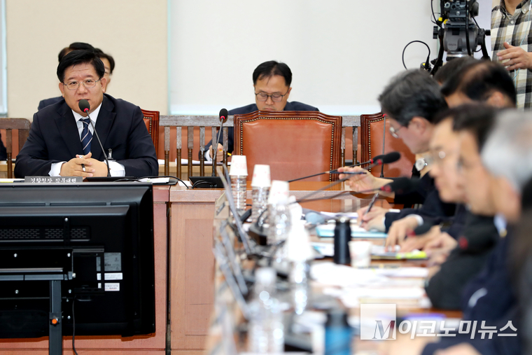 이호영 경찰청장 직무대행이 20일 국회에서 열린 행정안전위원회 전체회의에 참석해 질의에 답하고 있다. 사진=최동환 기자