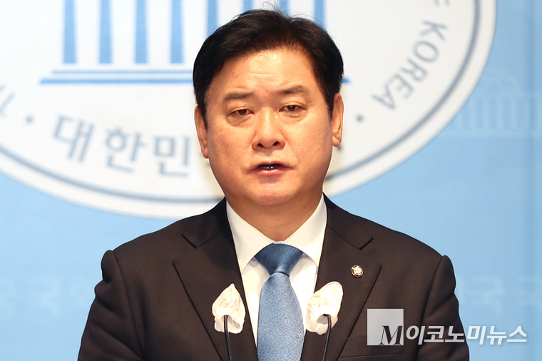 윤종군 더불어민주당 대변인이 20일 국회 소통관에서 브리핑하고 있다. 사진=최동환 기자