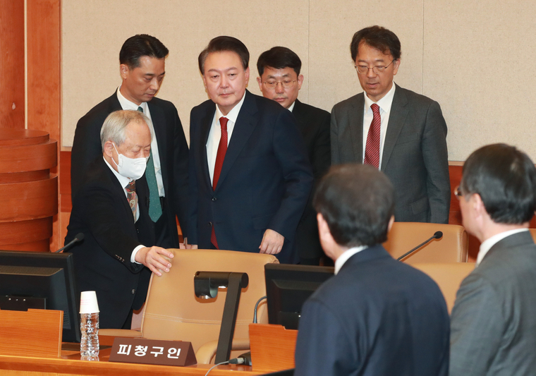 윤석열 대통령이 21일 오후 서울 종로구 헌법재판소에서 열린 탄핵심판 3차 변론에 출석하고 있다. 사진=연합뉴스/공동취재단