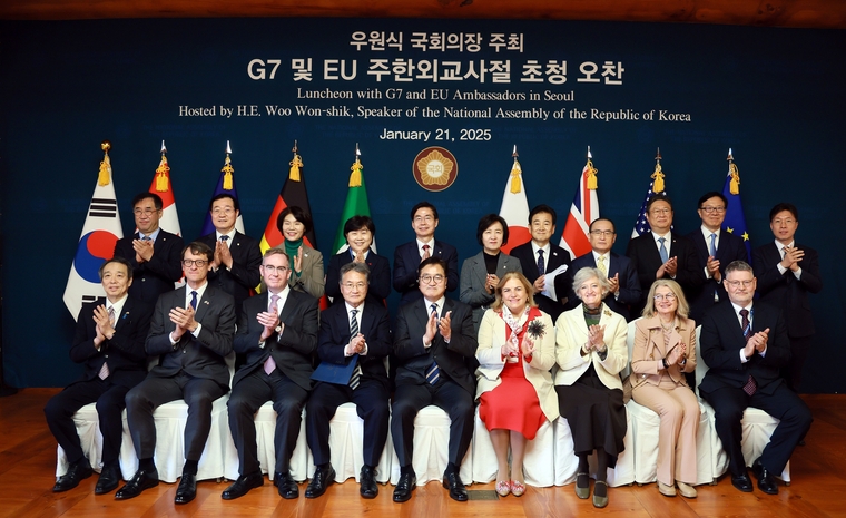 우원식 국회의장은 21일 G7 및 EU 주한외교사절 8명을 국회 사랑재로 초청해 오찬 간담회를 갖고 비상계엄 이후 정국 현안과 한-G7, 한-EU 관계 등에 대해 의견을 나눴다. 사진=국회 사무처