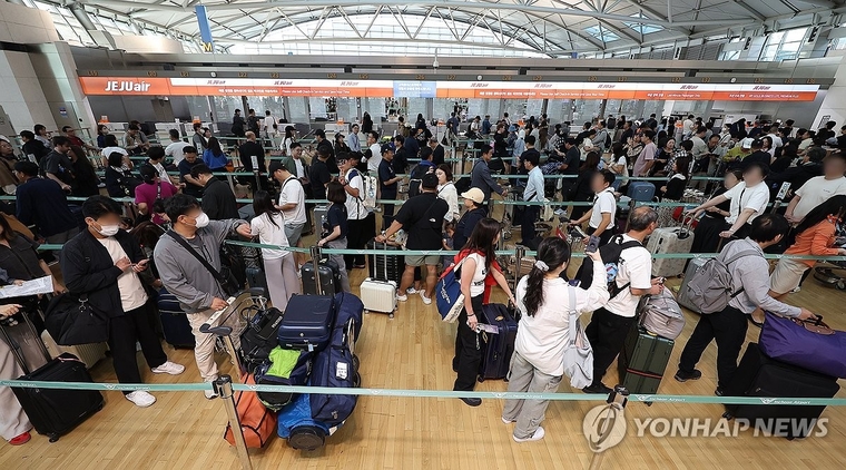 <strong>승객들로 붐비는 인천공항 체크인 카운터. 사진=</strong>연합뉴스 